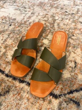 Messeca New York Tyla Green Leather Wedge Slide Sandals Size 9